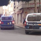Vehículos de Policía Nacional junto a calle Arqueros el día del crimen.