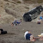 El coche quedó encallado en la rambla que separa el aparcamiento de la playa del Peñón Blanco.