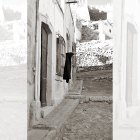 La calle de la Niña en los años sesenta, cuando las aceras apenas existían y el suelo era una mezcla de tierra, polvo y piedras. Cuando llovía se convertía en un río de lodo.