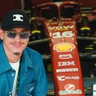 Darwin Núñez es un apasionado de la Fórmula 1 y visitó el box de Charles Leclerc en Ferrari.