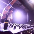 Banila Banna durante uno de sus shows propios, con la emoción a flor de piel.