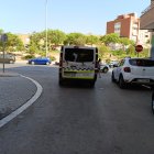 Furgoneta de atestados de la Policía Local de Almería a la entrada de la calle donde ha tenido lugar el suceso.