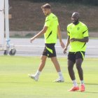 Ibrahima Koné y Édgar González en el entrenamiento de los descartes del Almería este mismo martes.