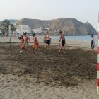 Las nuevas porterías en la playa del Ancón y niños jugando en ellas