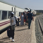Pasajeros desalojados del tren Intercity averiado esta tarde.