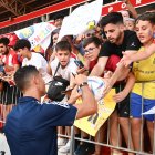 Cristiano Ronaldo firmando a los niños en la grada de tribuna en el Almería- Al Nassr del verano pasado.