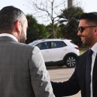 El presidente Mohammed Al-Khereiji saludando a Mostafa Yilmaz y Mohamed El Assy en el Mediterráneo.