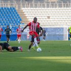 Patrick Soko se deja el alma por el gol pero no le llegan buenos balones.