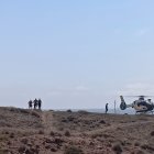 Helicóptero de la Guardia Civil en las inmediaciones de Cala Carbón, para rescatar a un hombre herido.