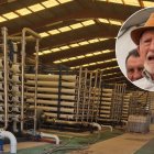 Interior de la desaladora privada de Cuevas. Antonio López Úbeda, presidente de los regantes de Níjar.