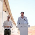 Óscar Puente y Félix Bolaños, en el Puente de Los Feos por donde circulará el AVE de Almería.