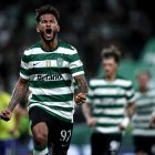 Luis Suárez empieza con doblete su etapa goleadora en Portugal.