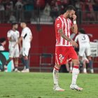 Álex Centelles lamentándose de haber encajado un nuevo gol contra el Albacete Balompié.