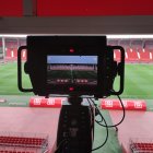 Una cámara de televisión en el Estadio de los Juegos Mediterráneos en el Almería-Albacete.
