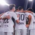 Morcillo se abraza a sus compañeros tras revolucionar el partido.