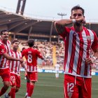 Leo Baptistao celebrando el gol que a la postre dio los tres puntos al equipo rojiblanco en el 'Reino de León'.