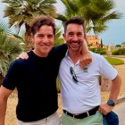 David Bisbal junto al responsable del resort días atrás.