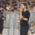 Gabi medita desde el banquillo soluciones para levantar al equipo.