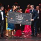 Alberto Cerezuela, Noor Been Yessef y Ángel Escobar entregan a Mary Jiménez el premio al mejor libro de 2024.