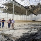 Imágenes de la nave que ardió a lo largo de la noche del domingo al lunes en Las Norias.