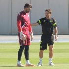 La imagen del entrenamiento con Maximiano y Rubi hablando mientras el resto del equipo iniciaba los ejercicios.