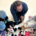 Uno de los pediatras de Vithas trabajando con niños.