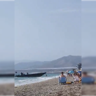 Momento de la actuación de la narcolancha en la playa de Balerma.