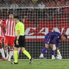 Desesperación total en el equipo rojiblanco después de encajar el tercer gol, obra de Gustavo Puerta.