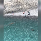 Momento de la detención de los dos tripulantes de una narcolancha.