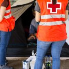 Voluntarios de Cruz Roja atienden a una persona en situación de calle.
