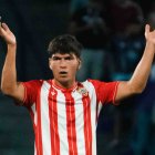 A Bonini le anularon un gol y le pitaron un penalti más que dudoso cuando Peter le desequilibra en el salto.