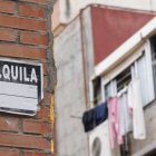 Un cartel que anuncia un piso en alquiler, en imagen de archivo.