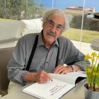 El ilustrador Emilio Sánchez dedicando un libro con dibujos de su autoría.