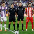Arcediano Monescillo con los capitanes en la foto previa al partido Valladolid-Almería del pasado sábado.