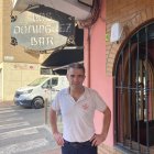 Manolo Domínguez frente a la puerta del bar familiar Los Domínguez.