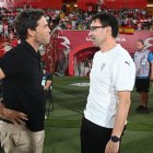 El saludo entre dos entrenadores comedidos que saben medir las palabras.