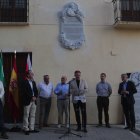 Acto de homenaje a Lorenzo Ferrer Maldonado bajo la placa instalada en su memoria en Berja.