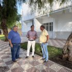 Representantes del PSOE de Roquetas de Mar junto a uno de los edificios de los alumnos de Las Marinas