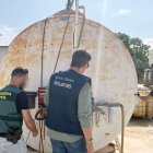 Agentes de la Guardia Civil y Aduanas inspeccionan uno de los camiones cisterna intevenidos.