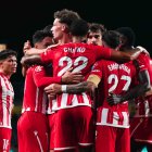 Una piña para festejar el gol de Sergio Arribas en la primera mitad del encuentro en Las Palmas.