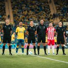 La foto de los capitanes y el equipo arbitral.