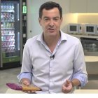 Juanma Moreno, con espaguetis sin gluten.