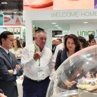 Javier A. García y Carmen Crespo visitando el stand de UNICA junto a José Martínez Portero.