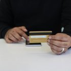 Un hombre muestra una tarjeta de crédito en una imagen de archivo.