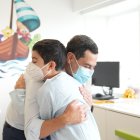 Juanma Moreno, en las aulas hospitalarias de Torrecárdenas.