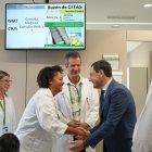 Visita de Juanma Moreno al Consultorio de Piedras Redondas.