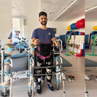El almeriense Aarón Navarro con un exoesqueleto robótico para la recuperación de la marcha.
