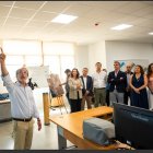 Autoridades visitando la desaladora hace un año.