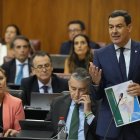 Juanma Moreno y parlamentarios almerienses.