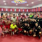 La imagen de la felicidad en el vestuario del Almería después de ganar 4-2 al Real Zaragoza.